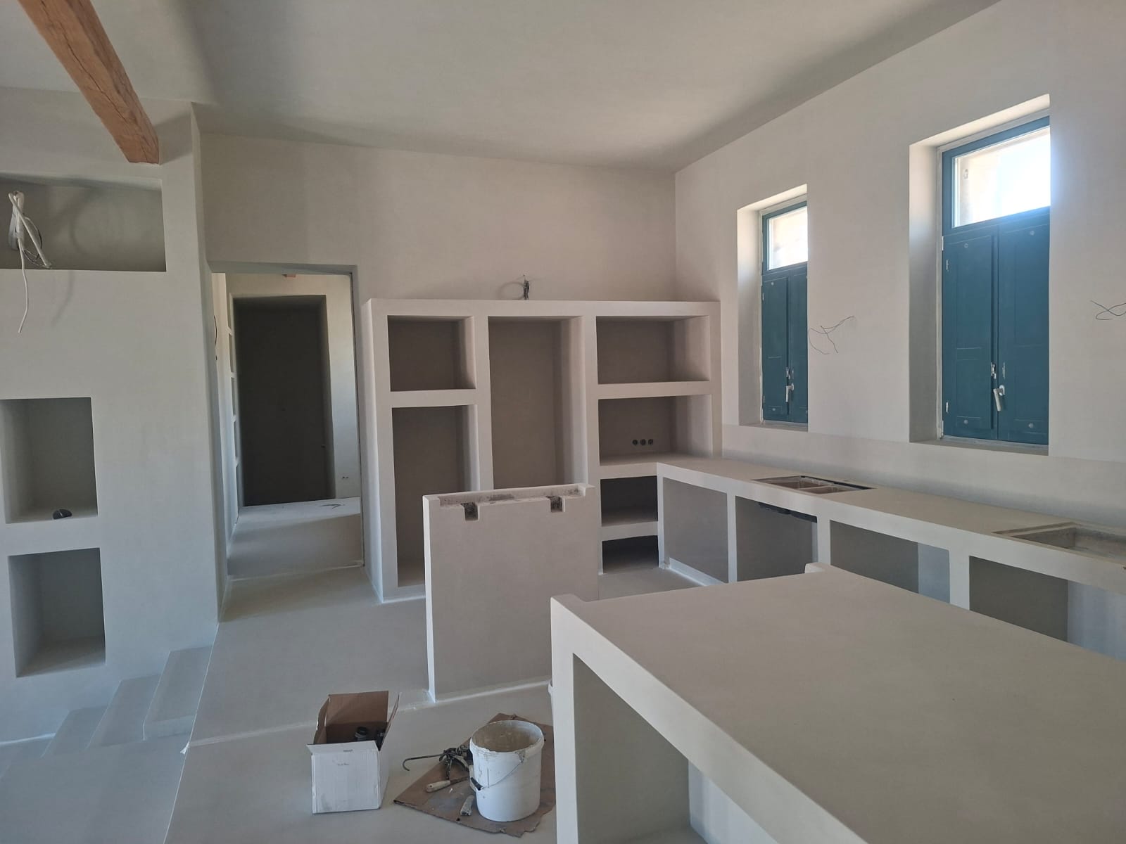 Εφαρμογή πατητής τσιμεντοκονίας σε δάπεδο και τοίχο boutique hotel
